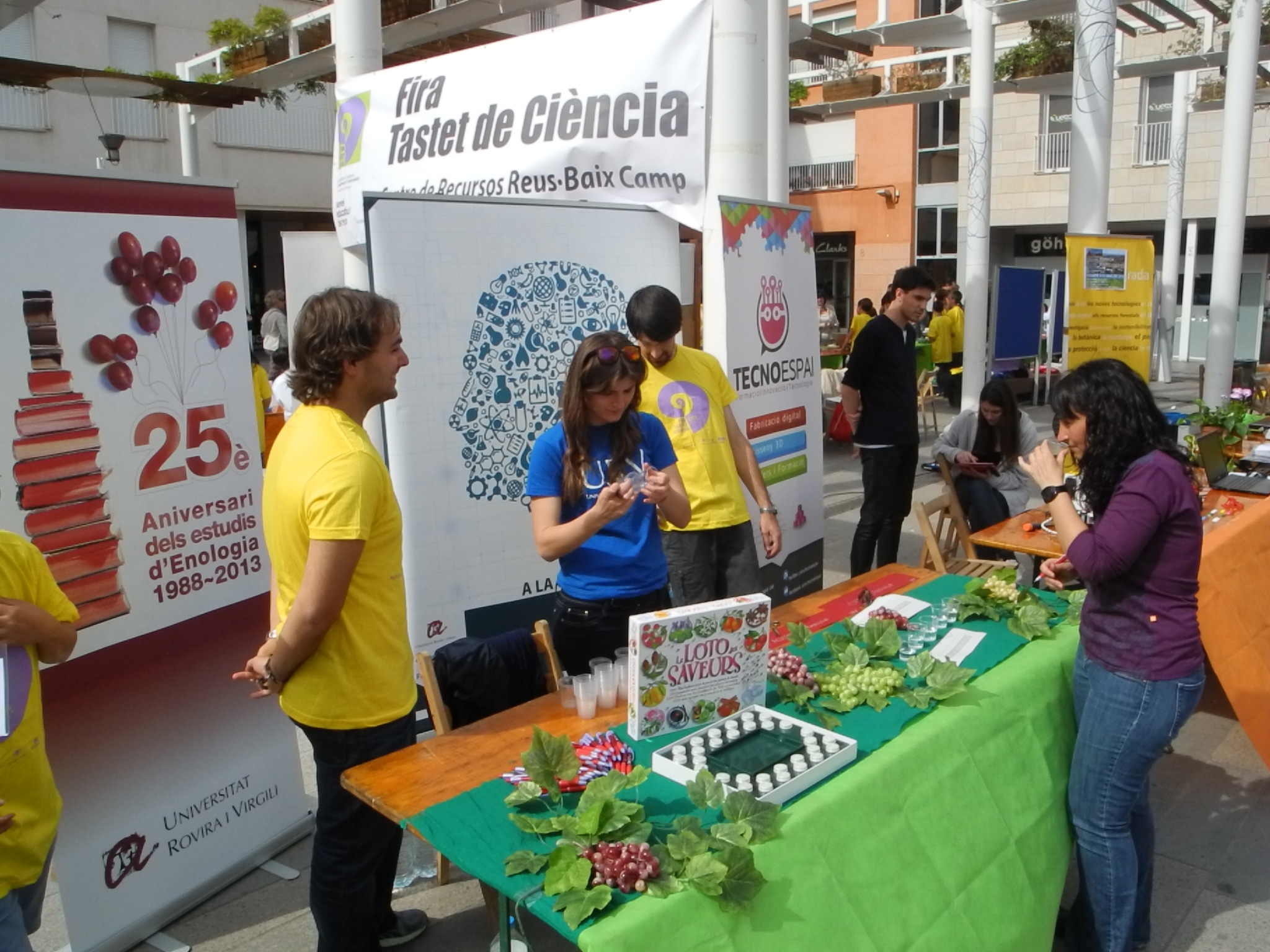 Imatge dels tallers d'enologia, en què els participants posaven a prova el sentit del gust.