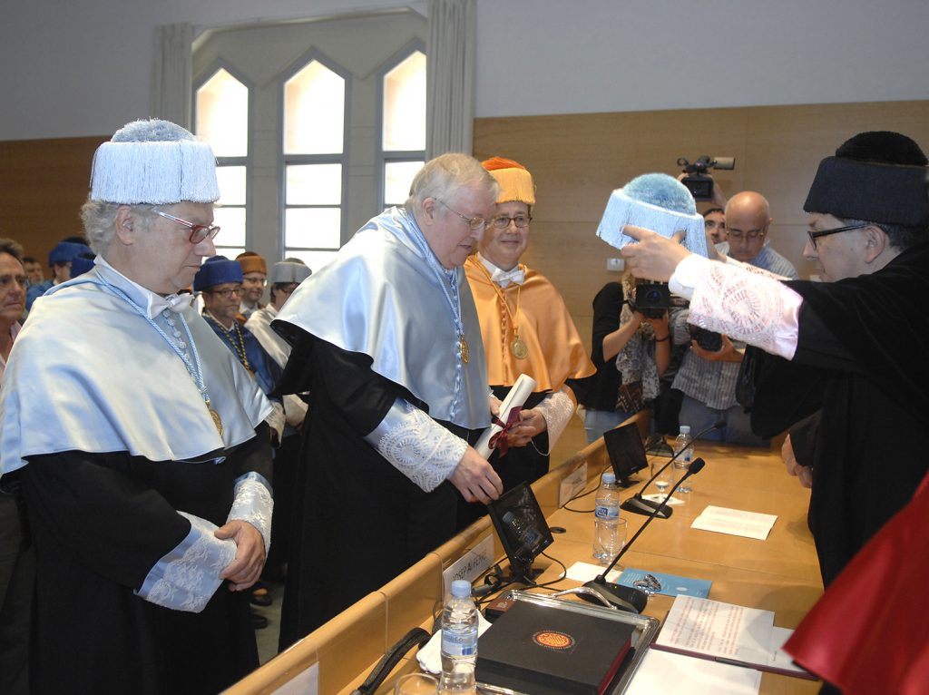 El rector ha investit el nou doctor honoris causa per la URV