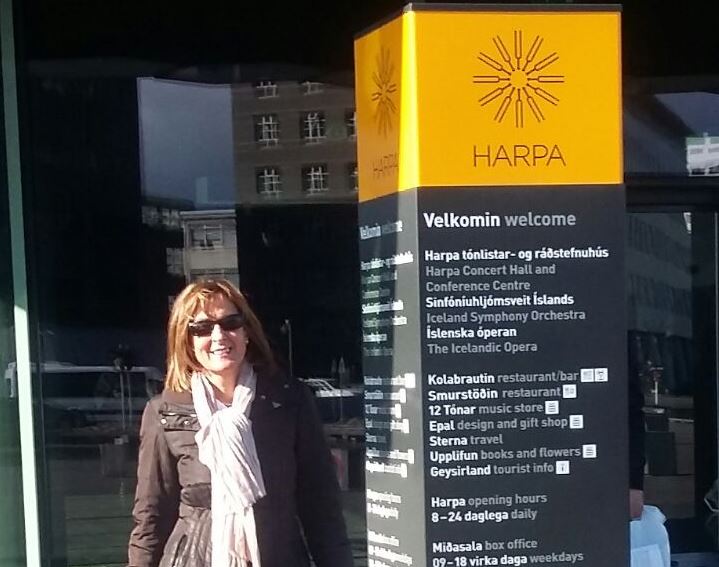 Neus Esmel, a les portes de l'edifici Harpa, on s'ha celebrat el Simposi.
