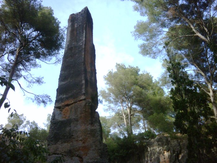 Imagen de la aguja del Clot en la zona romana de El Mèdol.