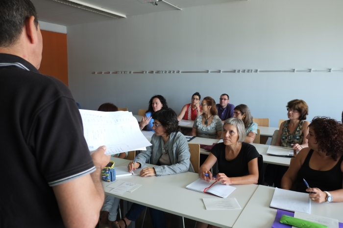 Professors de secundaria formant-se en un curs del programa Aprofundiments.