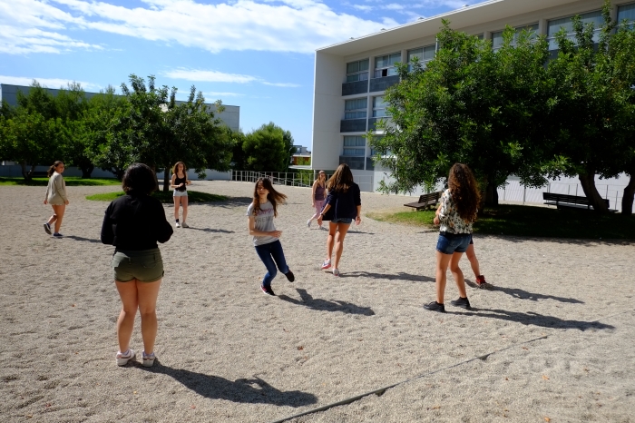Estudiants d'ESO prenent part a la gimcana "Assentant les bases genètiques" dins del curs No límits! de l'EstiURV.