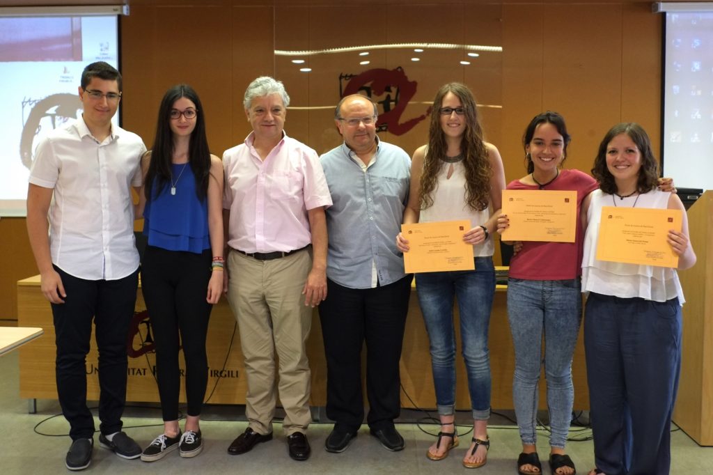 A l'esquerra de la foto, els joves finalistes Marc Mas i Aina Fontova, amb el degà Josep Sánchez Cervelló i el secretari Miquel Àngel Pradilla,  de la Facultat, i les tres guanyadores.