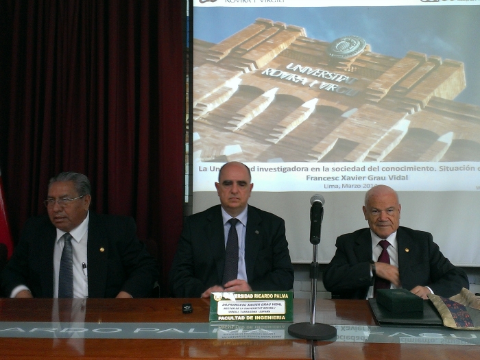 D'esquerra a dreta: Leonardo Alcayhuaman (Vicerector Acadèmic de la Universidad Ricardo Palma), Francesc Xavier Grau (rector de la URV) i Ivan Rodriguez Chavez (Rector de la Universidad Ricardo Palma).
