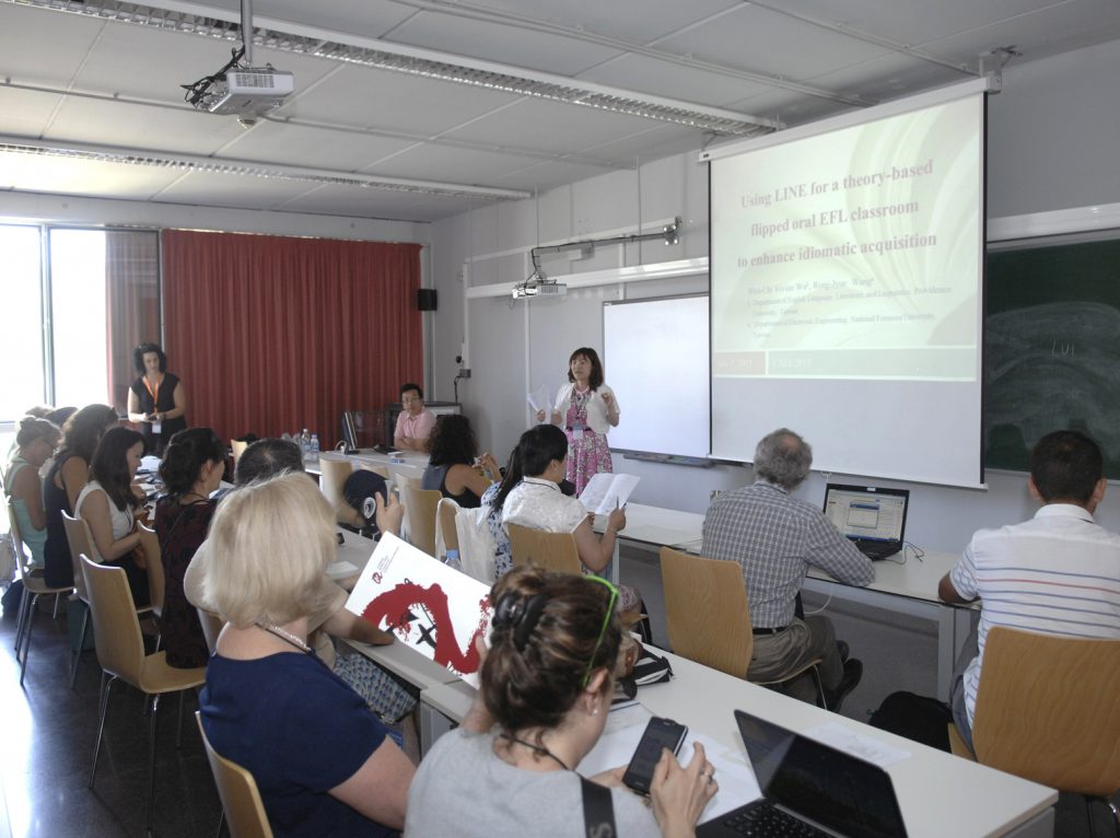 Un dels objectius és afavorir el debat sobre l’ús de les TIC en l’aprenentatge de llengües.