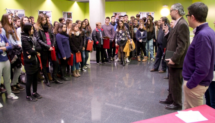 Azael Fabregat durant la presentació de la jornada als estudiants dels institus.