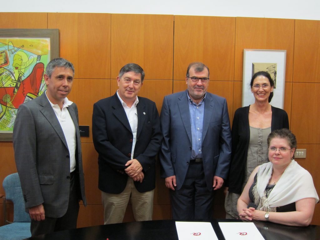 D'esquerra a dreta, el degà de Medicina Antoni Castro, el rector Josep Anton Ferré, el director general de la Xarxa Santa Tecla Joan M. Adserà, la vicerectora Montse Giralt i la degana d'Infermeria Roser Ricomà (de peu).