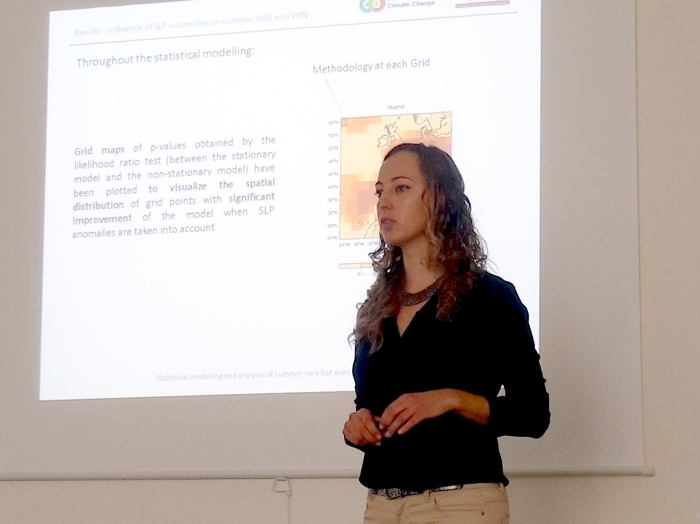 Mercè Castellà, defensant la tesi.