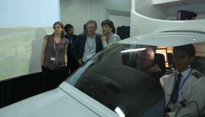 El grup d'investigadors , al simulador del CESDA comprovant com es vola en situacions de gelament.