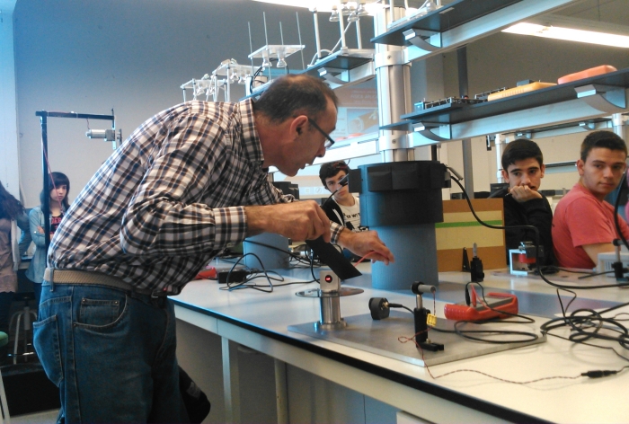 Un professor i investigador de la Universitat ensenya física als alumnes.