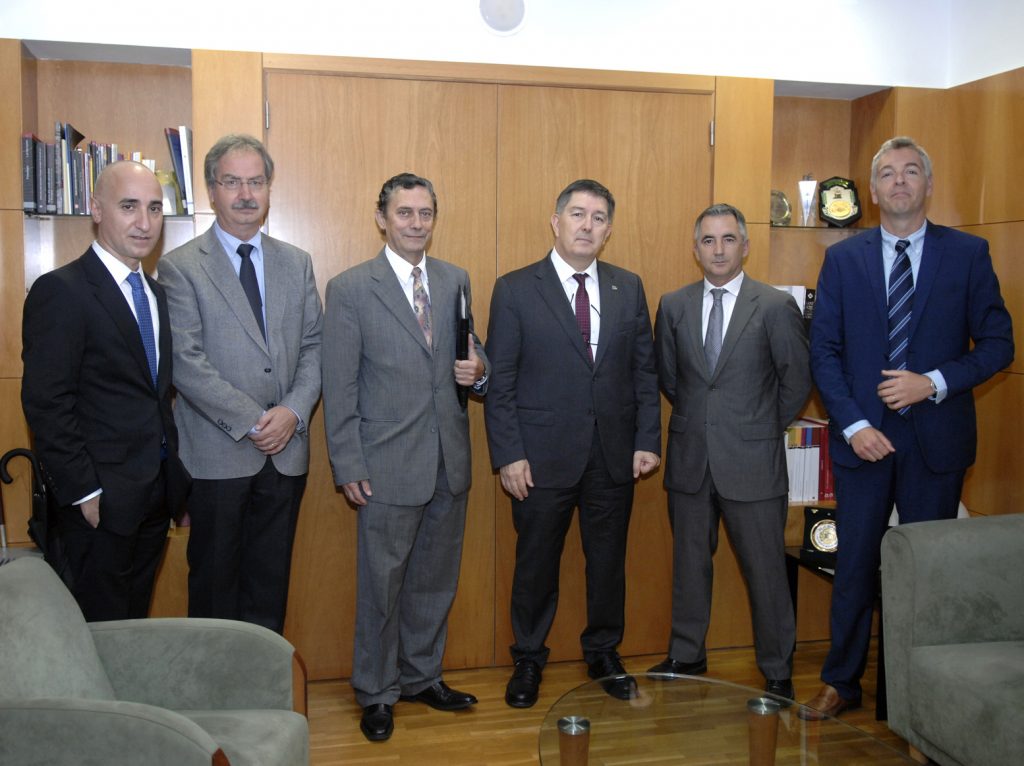 Josep Anton Ferré i Pedro Roca, acompanyats de membres de l'ICIL i de la URV.