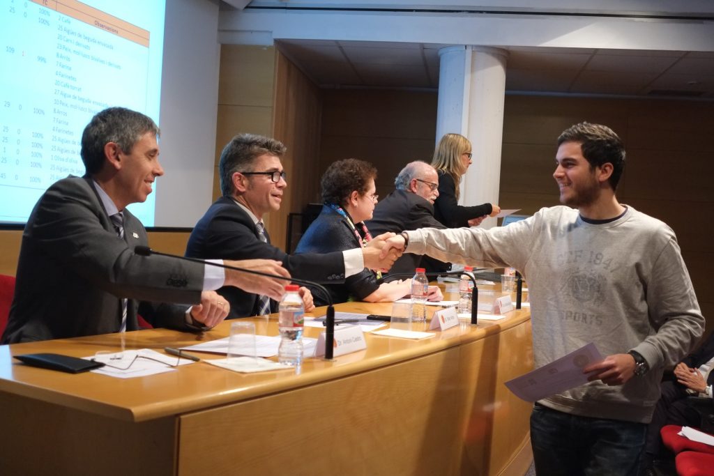 Un moment del lliurament dels Premis Sant Lluc als millors treballs de final de grau, de màster i per als millors pòsters dels alumnes interns.