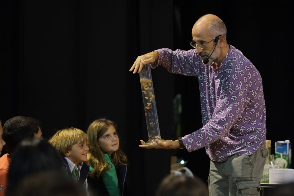 Laureano Jiménez, en un dels experiments que va fer aquest dissabte al centre cívic de Sant Salvador.