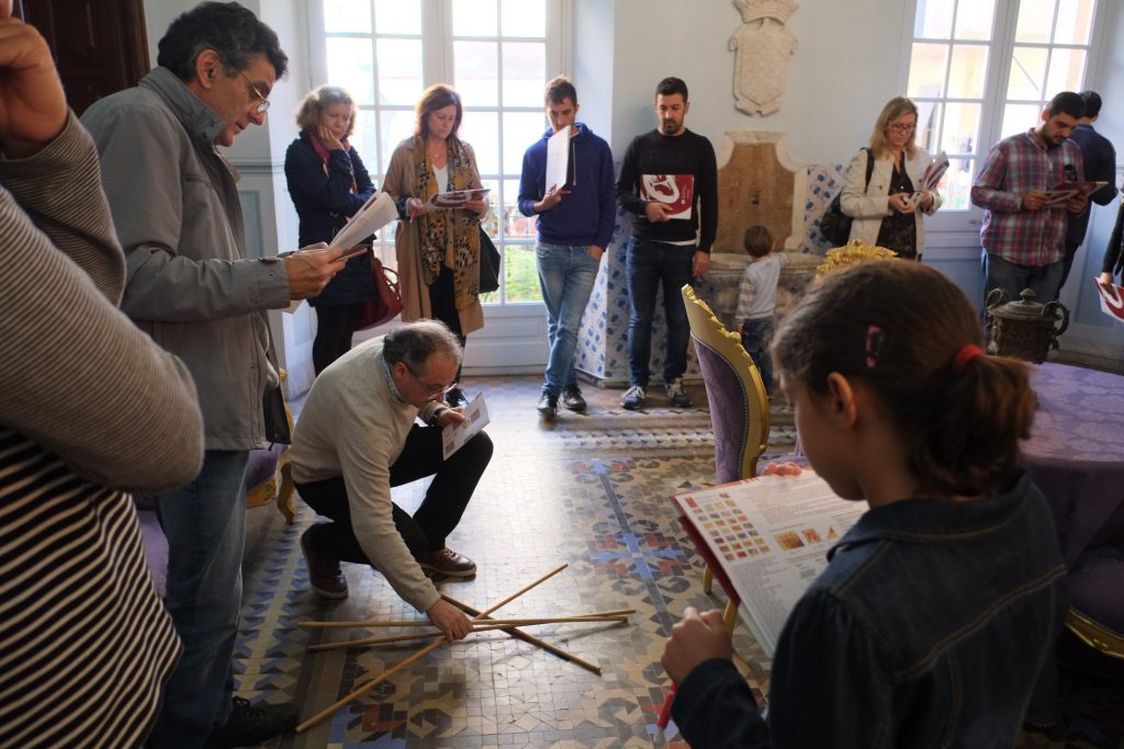 Una imatge de l'activitat "Simetries en els mosaics de la Casa Castellarnau"