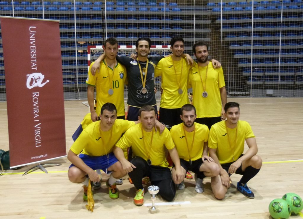 A la foto, un equip de futbol sala que va participar en la lliga del curs passat.