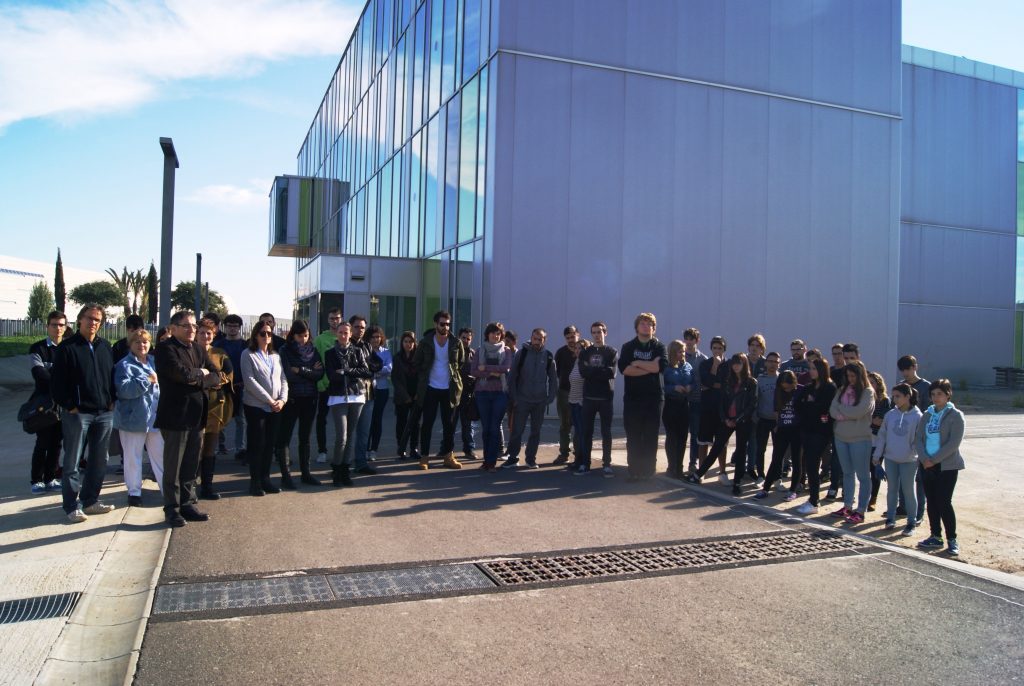 Estudiants, professorat i PAS, davant de l'edifici d'Arquitectura.