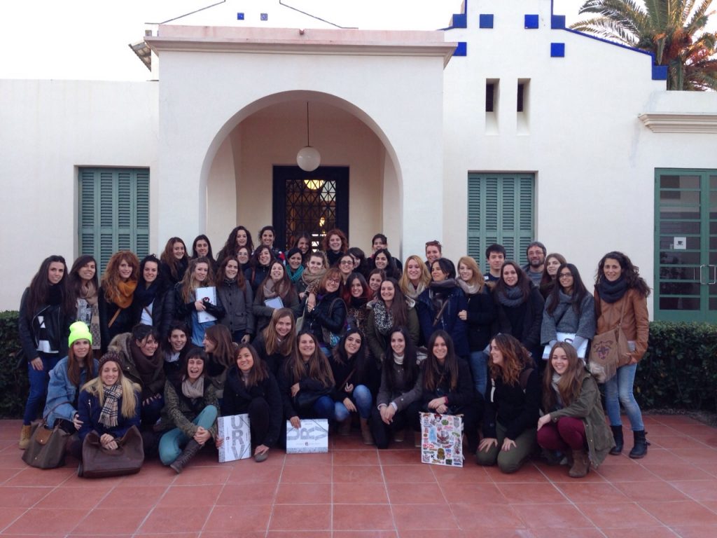 Grup d'estudiants d'Educació Infantil a les portes de Vil·la Casals
