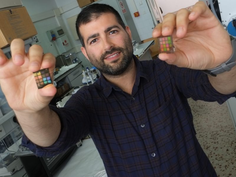 Agustín Mihi mostrant els critalls plasmònics amb els que treballa, al laboratori del grup de recerca Nephos