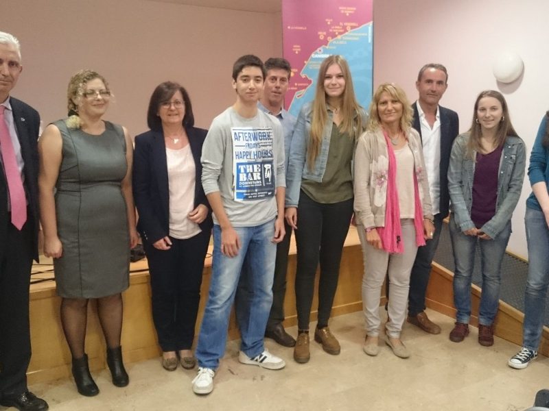 Alguns dels joves premiats durant l'acte d'inici de curs de