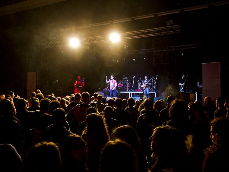 Els grups Pepet i Marieta i B-SOS van omplir el pavelló firal Remolins.