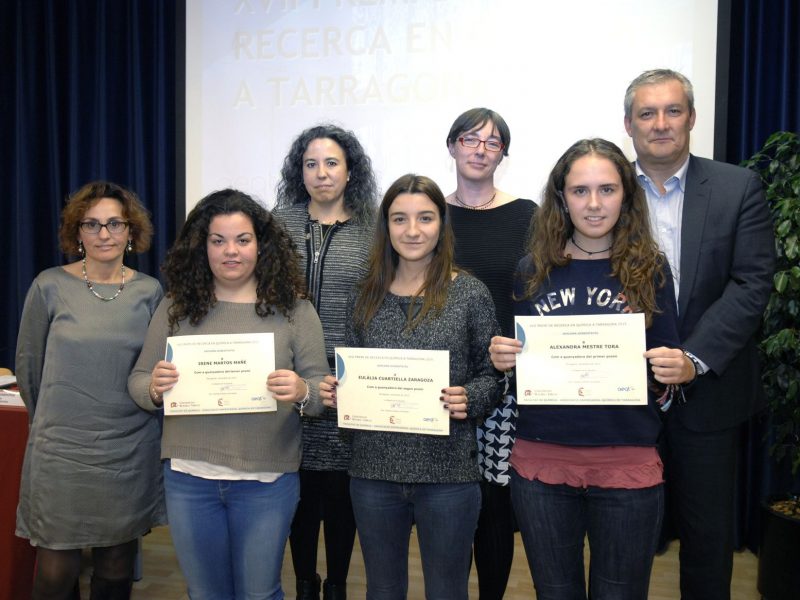 Foto de grup on surten les estudiants premiades.